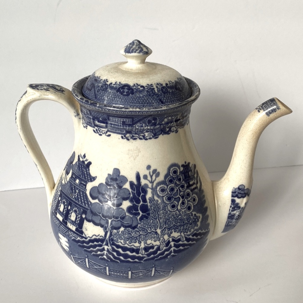 Porcelain tea pot